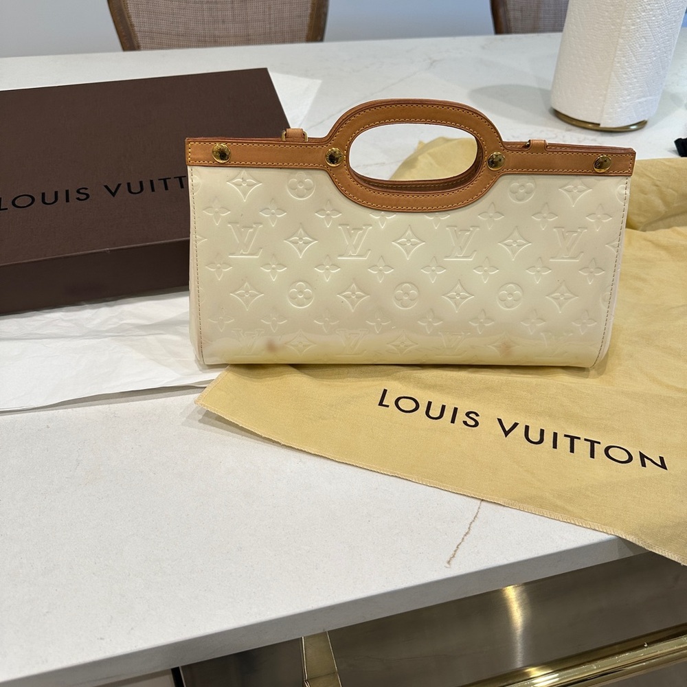Louis Vuitton Vernis Roxbury Drive Cream handbag purse clutch